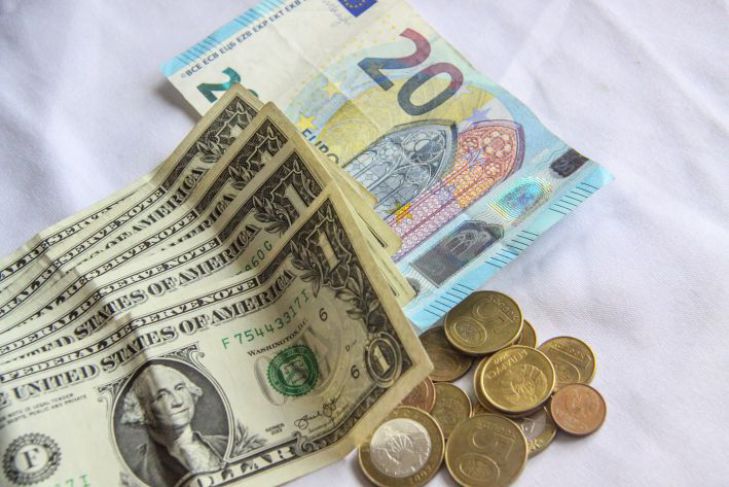 В Беларуси заметно упали курсы доллара и евро. Итоги валютных торгов 22 сентября