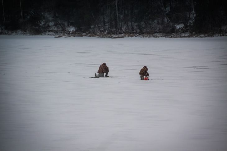 Шестерых рыбаков унесло на льдине на Зельвенском водохранилище