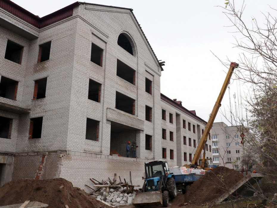 Недостроенную поликлинику в Зельве собираются превратить в жилой дом