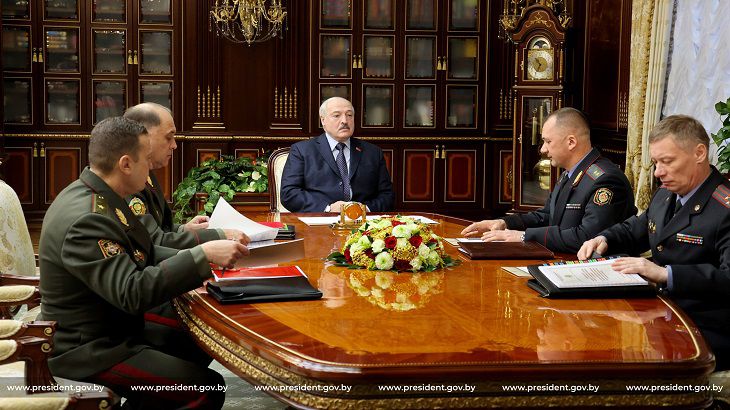 «Надо быстро принимать решение». Лукашенко – руководству МВД