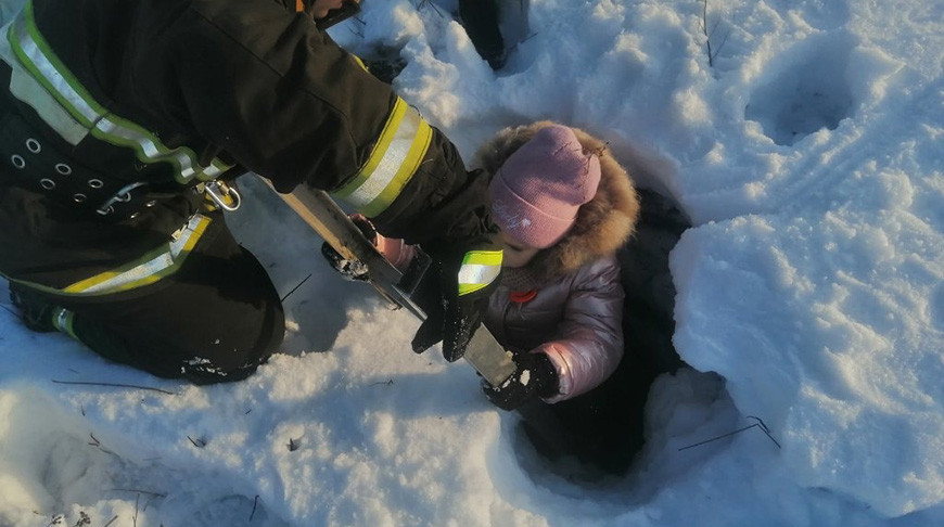 Спасатели достали 7-летнюю девочку из трехметрового колодца в Чаусском районе