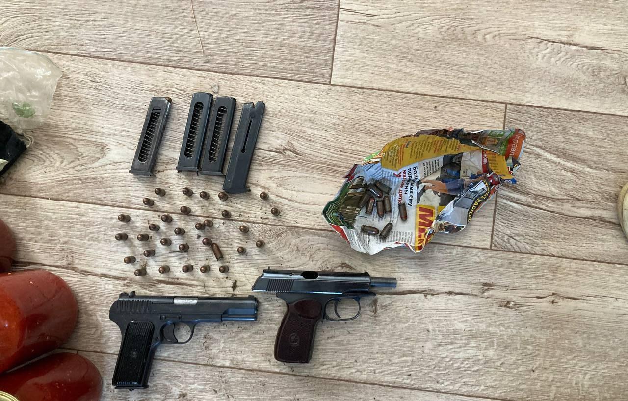 Сотрудники МВД изъяли у 69-летнего жителя Зельвенского района два боевых пистолета