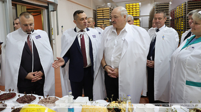 "Очень вкусно. Очень!" Лукашенко ознакомился с производством сыров в Поставах