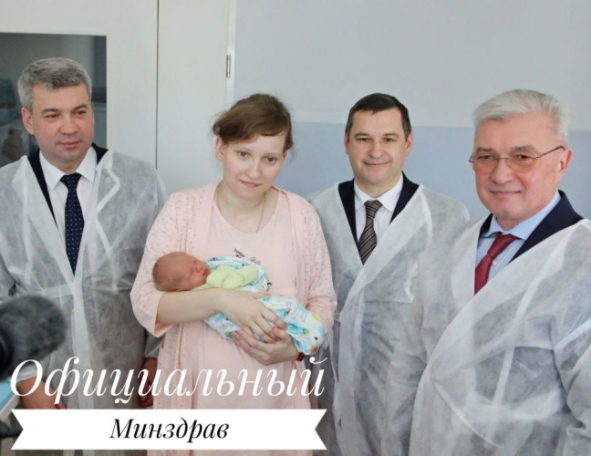 Подарки от имени Александра Лукашенко получили "первые" в Новом году беларусы