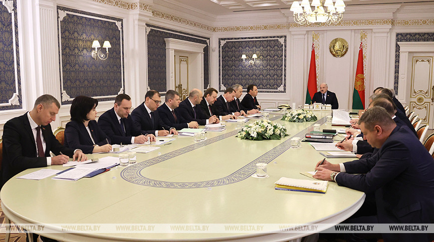 "Конспирология" переговоров с Путиным, суверенитет и пожелание к России. Подробности совещания у Лукашенко