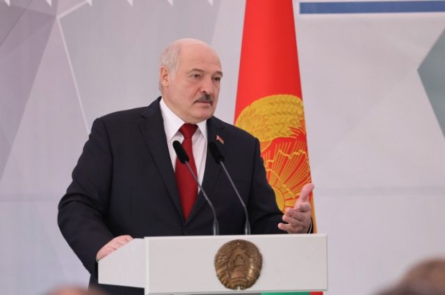 Александр Лукашенко поздравил белорусов с Днем защитников Отечества