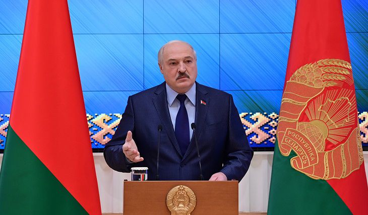 «Хотя бы немного муки, гречки и соли». Лукашенко о том, что западные соседи просят у Беларуси